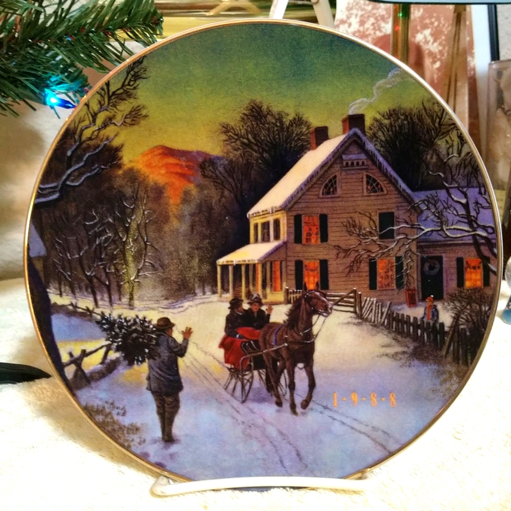 Avon 1988 Christmas Plate Home For The Holidays Porcelain trimmed 22K Gold 8"